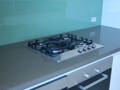 stovetop with marble bench and splashback